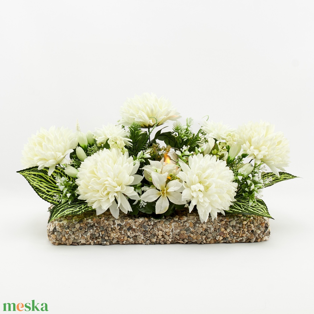 Prémium fehér sírdísz LED gyertyával � Kézzel készült kegyeleti emlékdekoráció 60�30�35 cm - otthon & életmód - vallás - temetkezési tárgy - sírdísz, kegyeleti dísz - Meska.hu