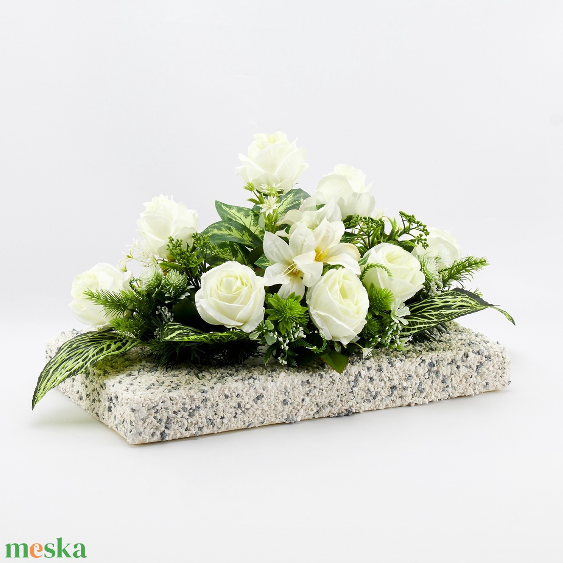 Elegáns fehér rózsás és liliomos sírdísz � saját készítésű kavicsos alapon - otthon & életmód - vallás - temetkezési tárgy - sírdísz, kegyeleti dísz - Meska.hu