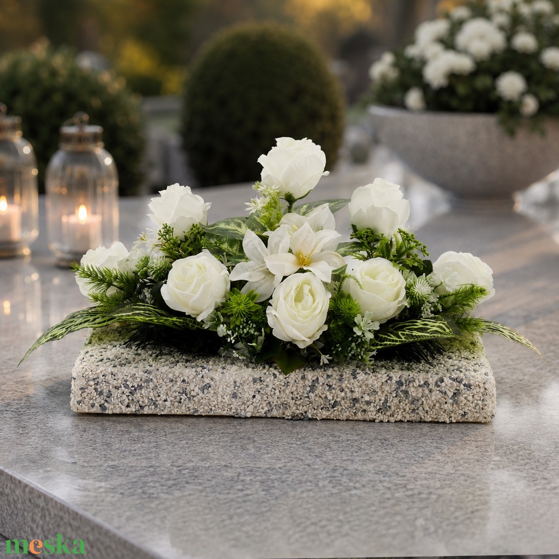 Elegáns fehér rózsás és liliomos sírdísz � saját készítésű kavicsos alapon - otthon & életmód - vallás - temetkezési tárgy - sírdísz, kegyeleti dísz - Meska.hu