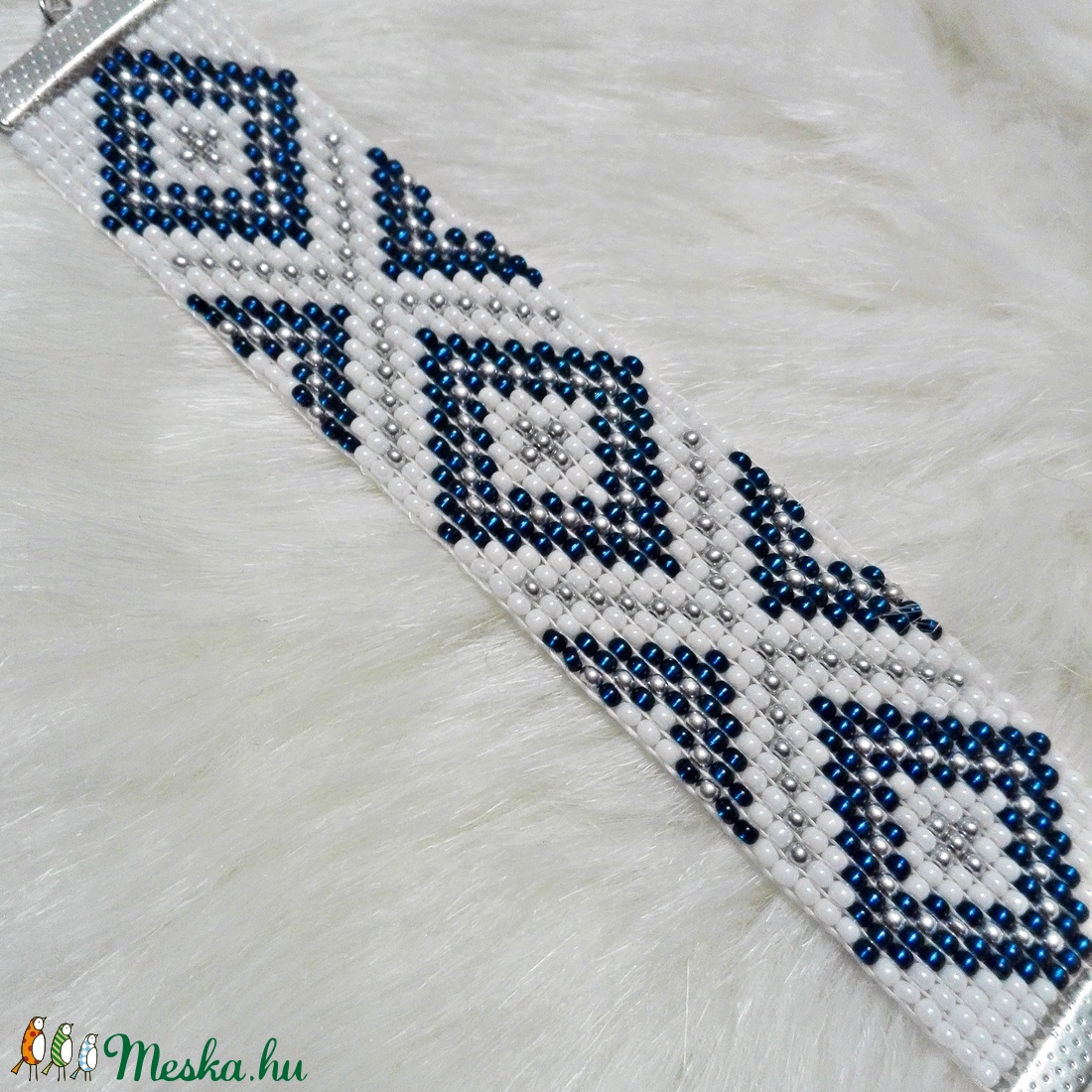 Sötétkék-ezüst gyöngyszövött karkötő - ékszer - karkötő - fonott karkötő - Meska.hu
