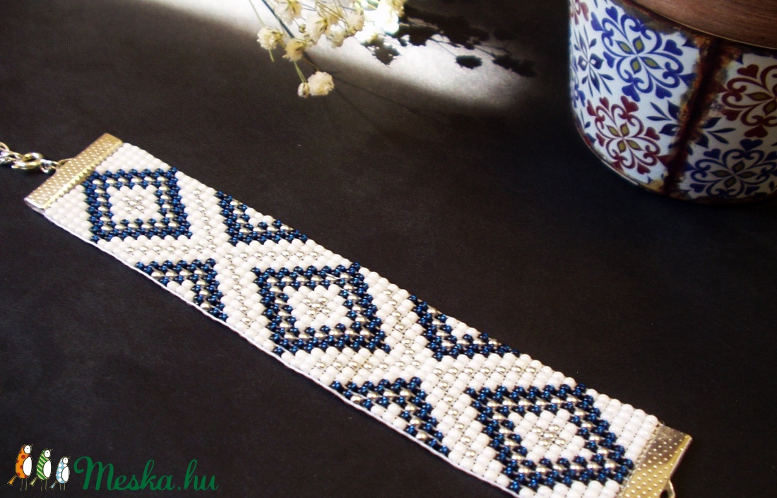 Sötétkék-ezüst gyöngyszövött karkötő - ékszer - karkötő - fonott karkötő - Meska.hu