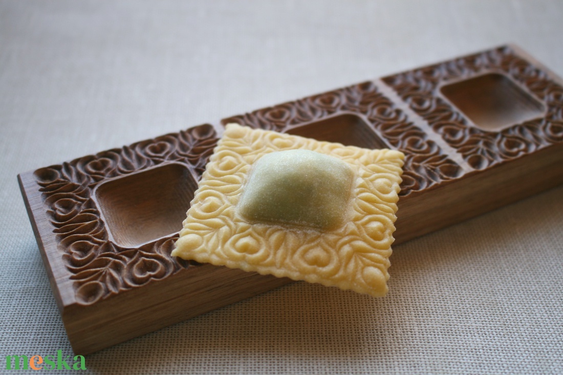 Ravioli mintázófa (tulipános, kevesebb töltelékhez) - otthon & életmód - konyhafelszerelés, tálalás - sütés, főzés - vágódeszka - Meska.hu