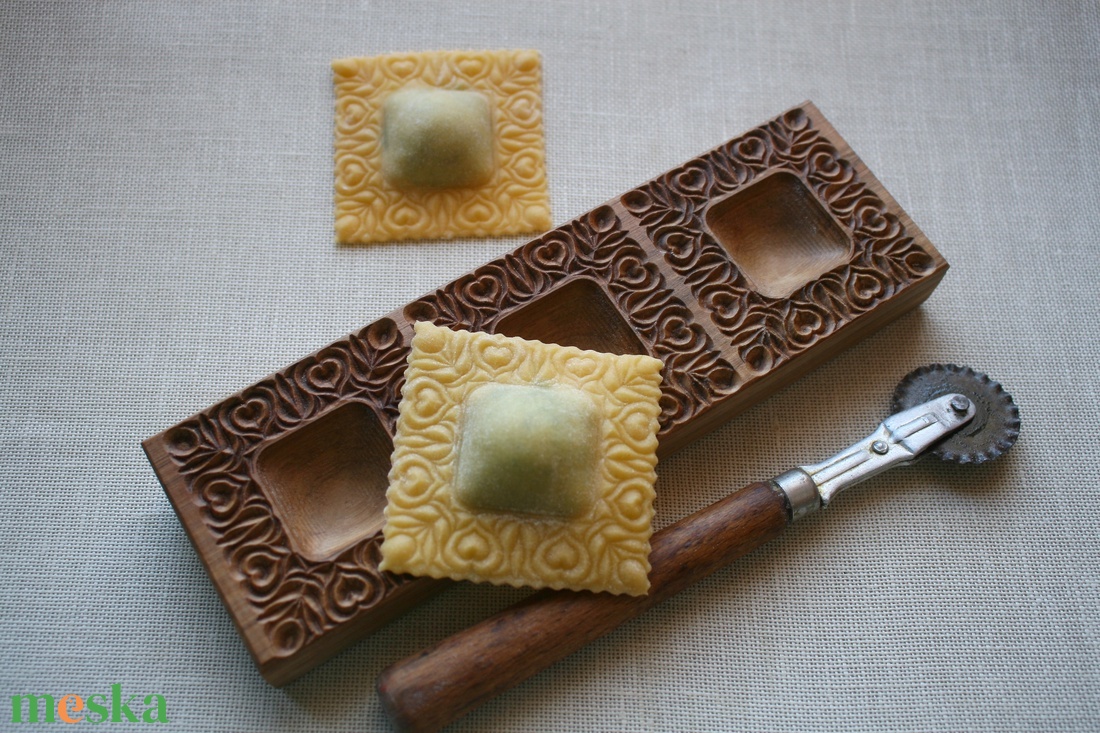 Ravioli mintázófa (tulipános, kevesebb töltelékhez) - otthon & életmód - konyhafelszerelés, tálalás - sütés, főzés - vágódeszka - Meska.hu