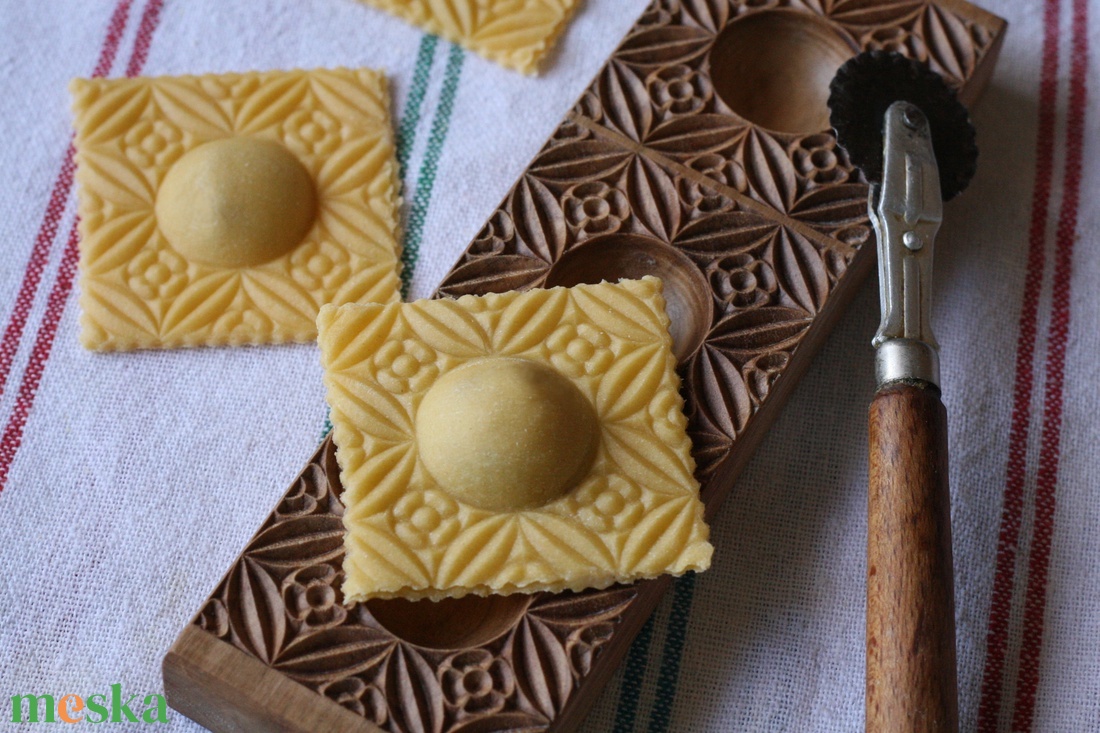 Ravioli mintázófa (virágos) - otthon & életmód - konyhafelszerelés, tálalás - sütés, főzés - vágódeszka - Meska.hu