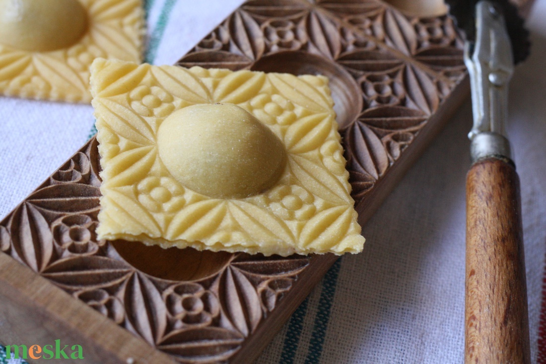 Ravioli mintázófa (virágos) - otthon & életmód - konyhafelszerelés, tálalás - sütés, főzés - vágódeszka - Meska.hu