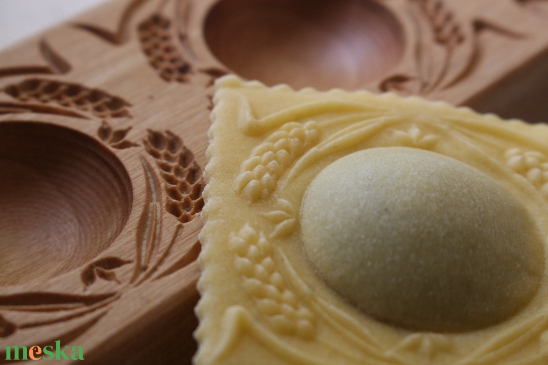 Ravioli mintázófa (búzakalászos) - otthon & életmód - konyhafelszerelés, tálalás - sütés, főzés - vágódeszka - Meska.hu Ravioli mintázófa (búzakalászos) - otthon & életmód - konyhafelszerelés, tálalás - sütés, főzés - vágódeszka - Meska.hu