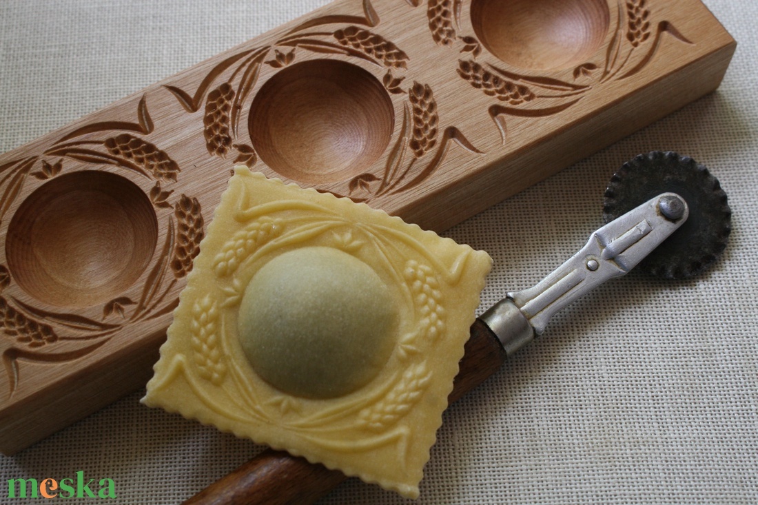 Ravioli mintázófa (búzakalászos) - otthon & életmód - konyhafelszerelés, tálalás - sütés, főzés - vágódeszka - Meska.hu Ravioli mintázófa (búzakalászos) - otthon & életmód - konyhafelszerelés, tálalás - sütés, főzés - vágódeszka - Meska.hu