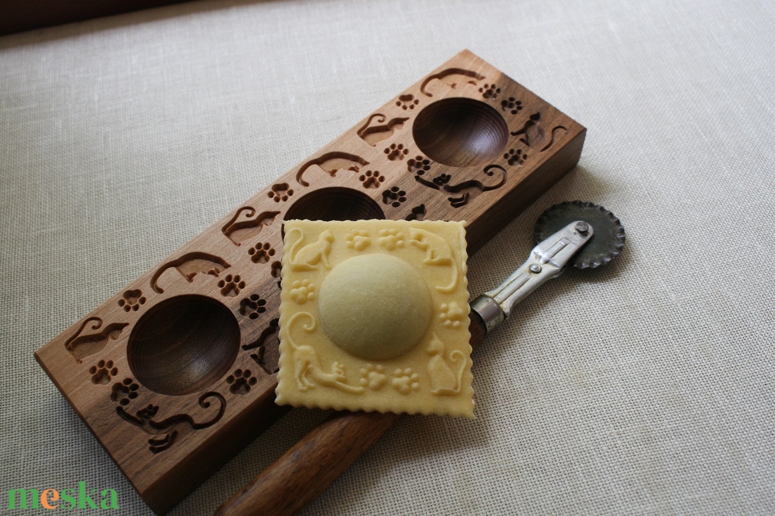 Ravioli mintázófa (cicás) - otthon & életmód - konyhafelszerelés, tálalás - sütés, főzés - vágódeszka - Meska.hu Ravioli mintázófa (cicás) - otthon & életmód - konyhafelszerelés, tálalás - sütés, főzés - vágódeszka - Meska.hu