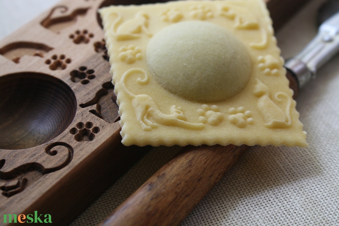 Ravioli mintázófa (cicás) - otthon & életmód - konyhafelszerelés, tálalás - sütés, főzés - vágódeszka - Meska.hu Ravioli mintázófa (cicás) - otthon & életmód - konyhafelszerelés, tálalás - sütés, főzés - vágódeszka - Meska.hu
