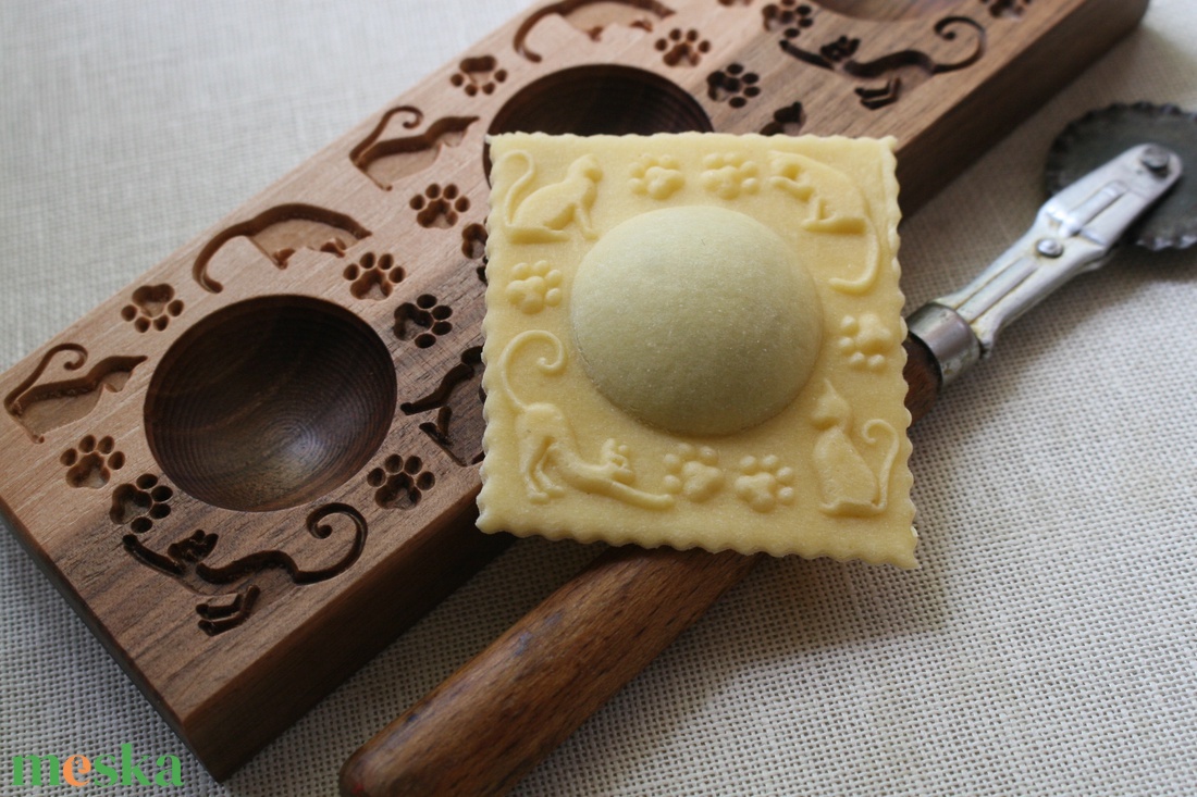 Ravioli mintázófa (cicás) - otthon & életmód - konyhafelszerelés, tálalás - sütés, főzés - vágódeszka - Meska.hu Ravioli mintázófa (cicás) - otthon & életmód - konyhafelszerelés, tálalás - sütés, főzés - vágódeszka - Meska.hu