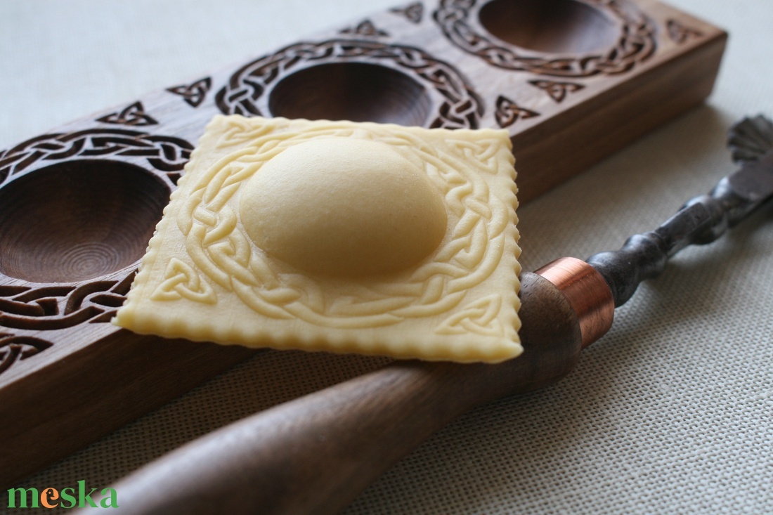 Ravioli mintázófa (kelta) - otthon & életmód - konyhafelszerelés, tálalás - sütés, főzés - vágódeszka - Meska.hu Ravioli mintázófa (kelta) - otthon & életmód - konyhafelszerelés, tálalás - sütés, főzés - vágódeszka - Meska.hu