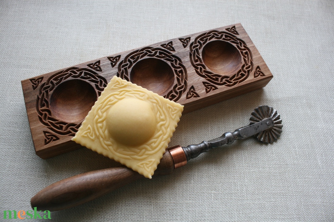 Ravioli mintázófa (kelta) - otthon & életmód - konyhafelszerelés, tálalás - sütés, főzés - vágódeszka - Meska.hu Ravioli mintázófa (kelta) - otthon & életmód - konyhafelszerelés, tálalás - sütés, főzés - vágódeszka - Meska.hu