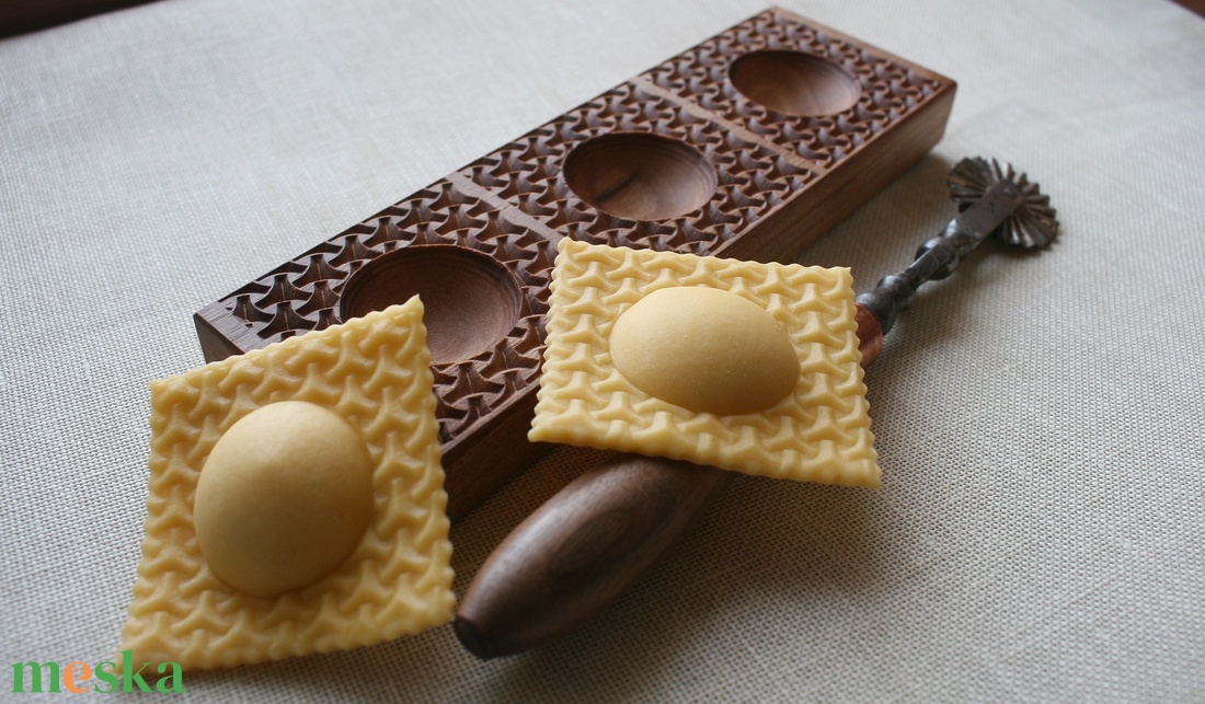 Ravioli mintázófa (kelta hálós) - otthon & életmód - konyhafelszerelés, tálalás - sütés, főzés - vágódeszka - Meska.hu Ravioli mintázófa (kelta hálós) - otthon & életmód - konyhafelszerelés, tálalás - sütés, főzés - vágódeszka - Meska.hu