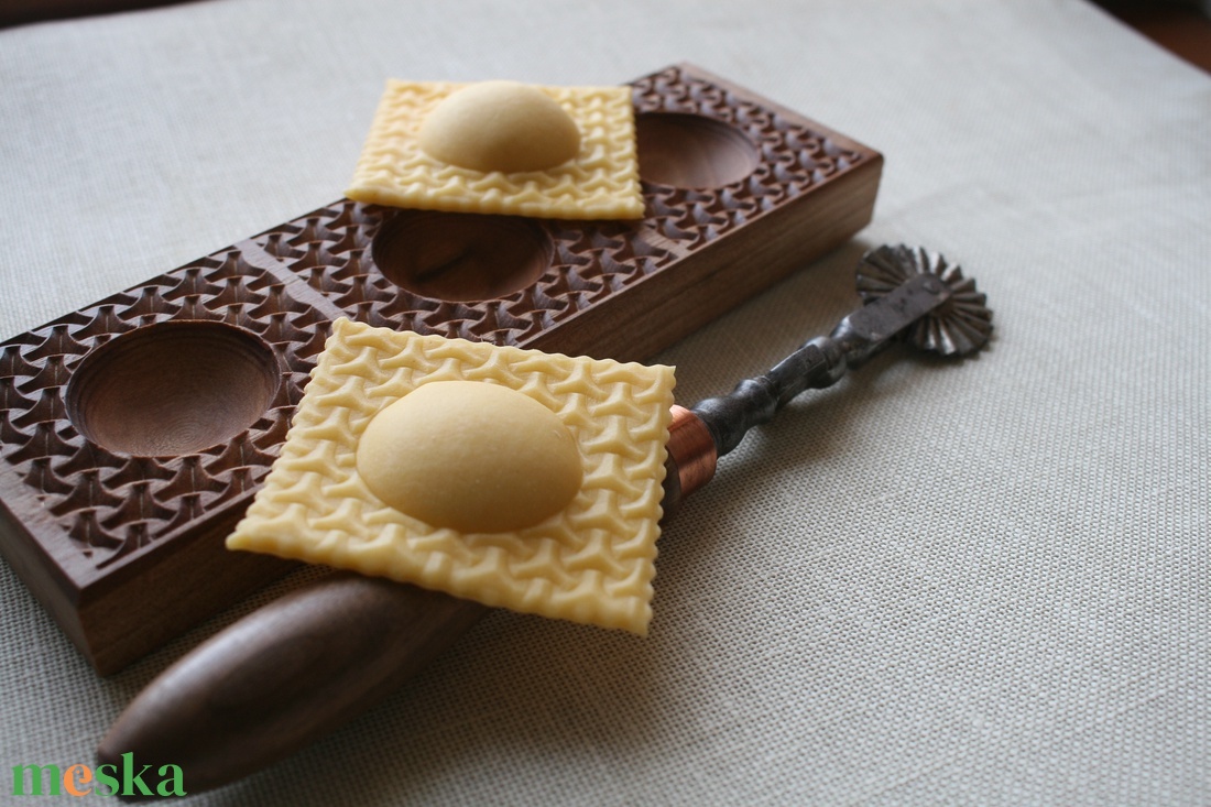 Ravioli mintázófa (kelta hálós) - otthon & életmód - konyhafelszerelés, tálalás - sütés, főzés - vágódeszka - Meska.hu Ravioli mintázófa (kelta hálós) - otthon & életmód - konyhafelszerelés, tálalás - sütés, főzés - vágódeszka - Meska.hu