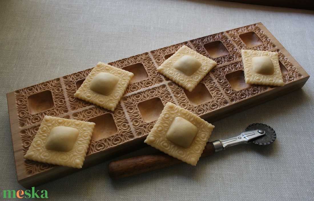 Ravioli mintázófa (tulipános,12 db-os) - otthon & lakás - konyhafelszerelés, tálalás - sütés, főzés - vágódeszka - Meska.hu