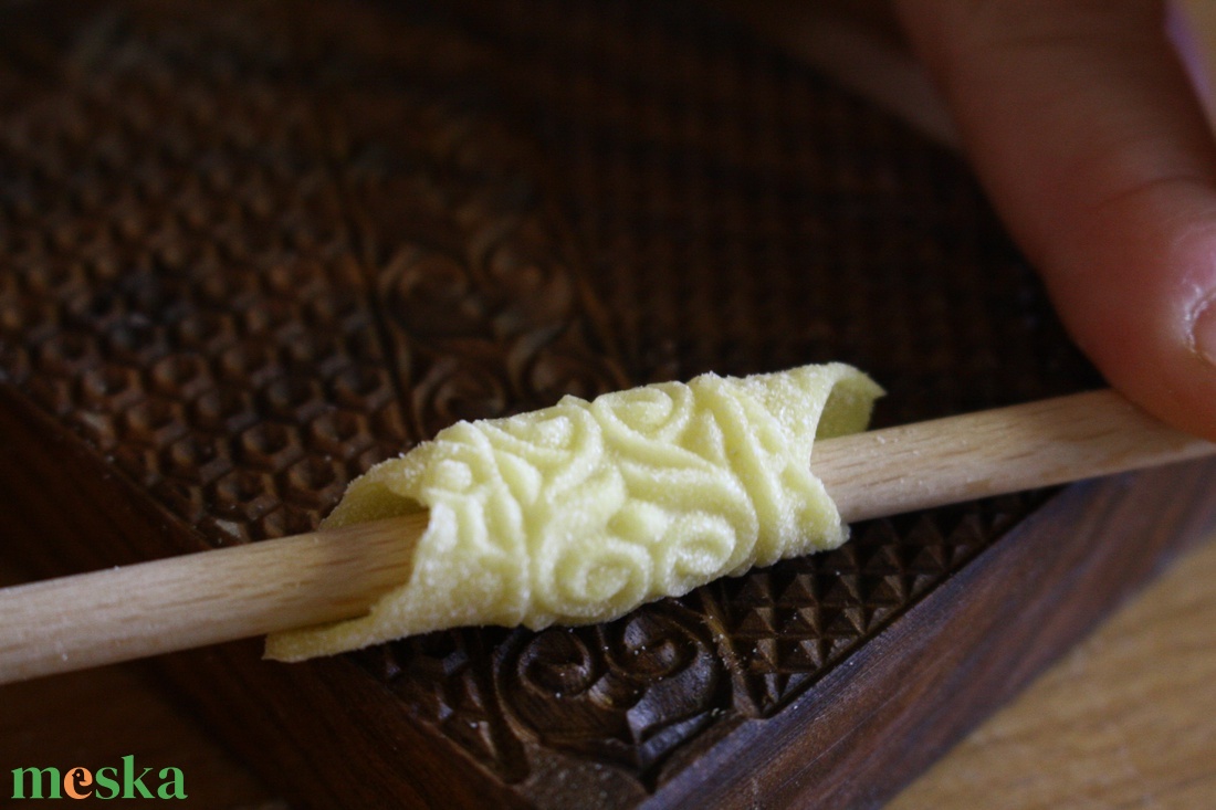 Garganelli, gnocchi mintázófa (méhsejtes) - otthon & életmód - konyhafelszerelés, tálalás - sütés, főzés - vágódeszka - Meska.hu Garganelli, gnocchi mintázófa (méhsejtes) - otthon & életmód - konyhafelszerelés, tálalás - sütés, főzés - vágódeszka - Meska.hu