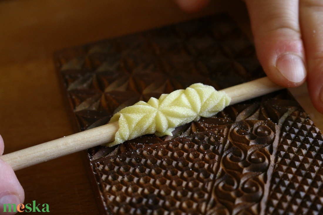 Garganelli, gnocchi mintázófa (méhsejtes) - otthon & életmód - konyhafelszerelés, tálalás - sütés, főzés - vágódeszka - Meska.hu Garganelli, gnocchi mintázófa (méhsejtes) - otthon & életmód - konyhafelszerelés, tálalás - sütés, főzés - vágódeszka - Meska.hu