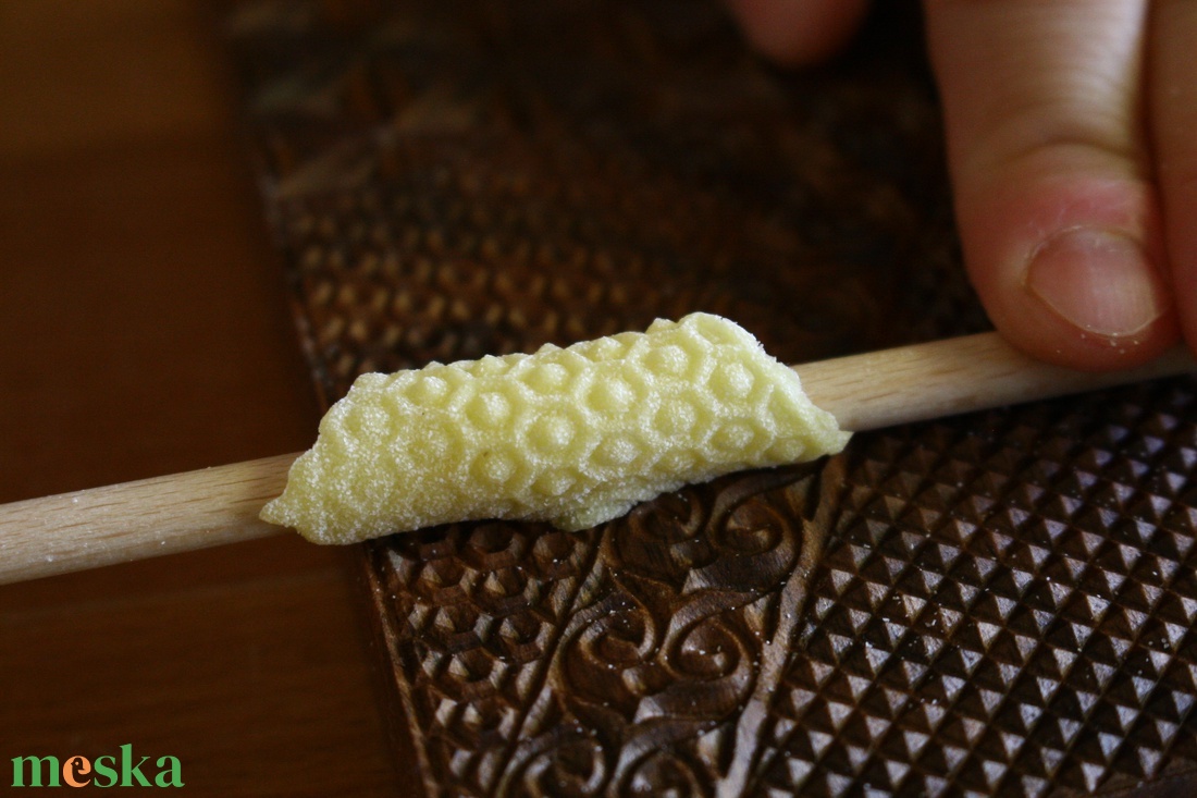 Garganelli, gnocchi mintázófa (méhsejtes) - otthon & életmód - konyhafelszerelés, tálalás - sütés, főzés - vágódeszka - Meska.hu Garganelli, gnocchi mintázófa (méhsejtes) - otthon & életmód - konyhafelszerelés, tálalás - sütés, főzés - vágódeszka - Meska.hu