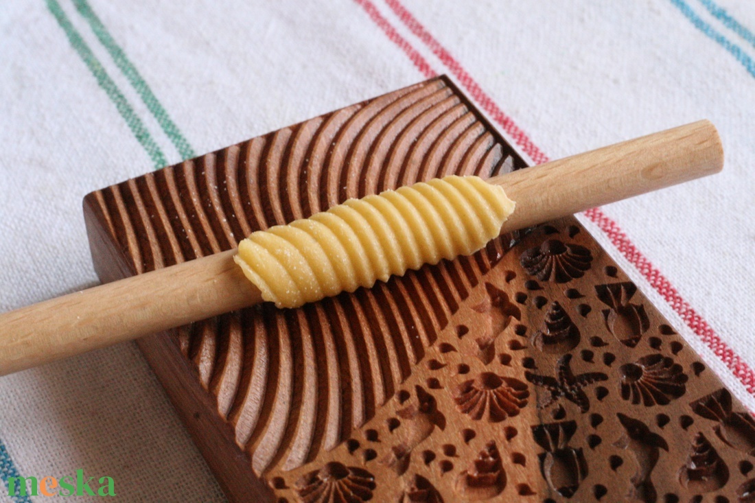 Garganelli, gnocchi mintázófa (óceános) - otthon & életmód - konyhafelszerelés, tálalás - sütés, főzés - vágódeszka - Meska.hu