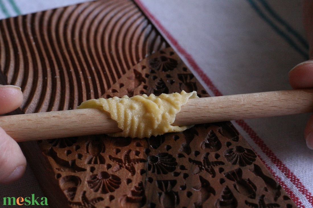 Garganelli, gnocchi mintázófa (óceános) - otthon & életmód - konyhafelszerelés, tálalás - sütés, főzés - vágódeszka - Meska.hu