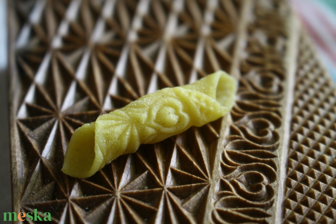 Garganelli, gnocchi mintázófa (tulipános szíves) - otthon & életmód - konyhafelszerelés, tálalás - sütés, főzés - vágódeszka - Meska.hu Garganelli, gnocchi mintázófa (tulipános szíves) - otthon & életmód - konyhafelszerelés, tálalás - sütés, főzés - vágódeszka - Meska.hu