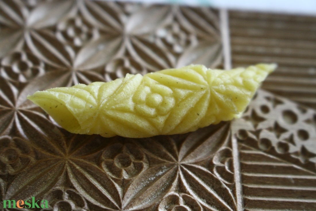 Garganelli, gnocchi mintázófa (virágos) - otthon & életmód - konyhafelszerelés, tálalás - sütés, főzés - vágódeszka - Meska.hu Garganelli, gnocchi mintázófa (virágos) - otthon & életmód - konyhafelszerelés, tálalás - sütés, főzés - vágódeszka - Meska.hu