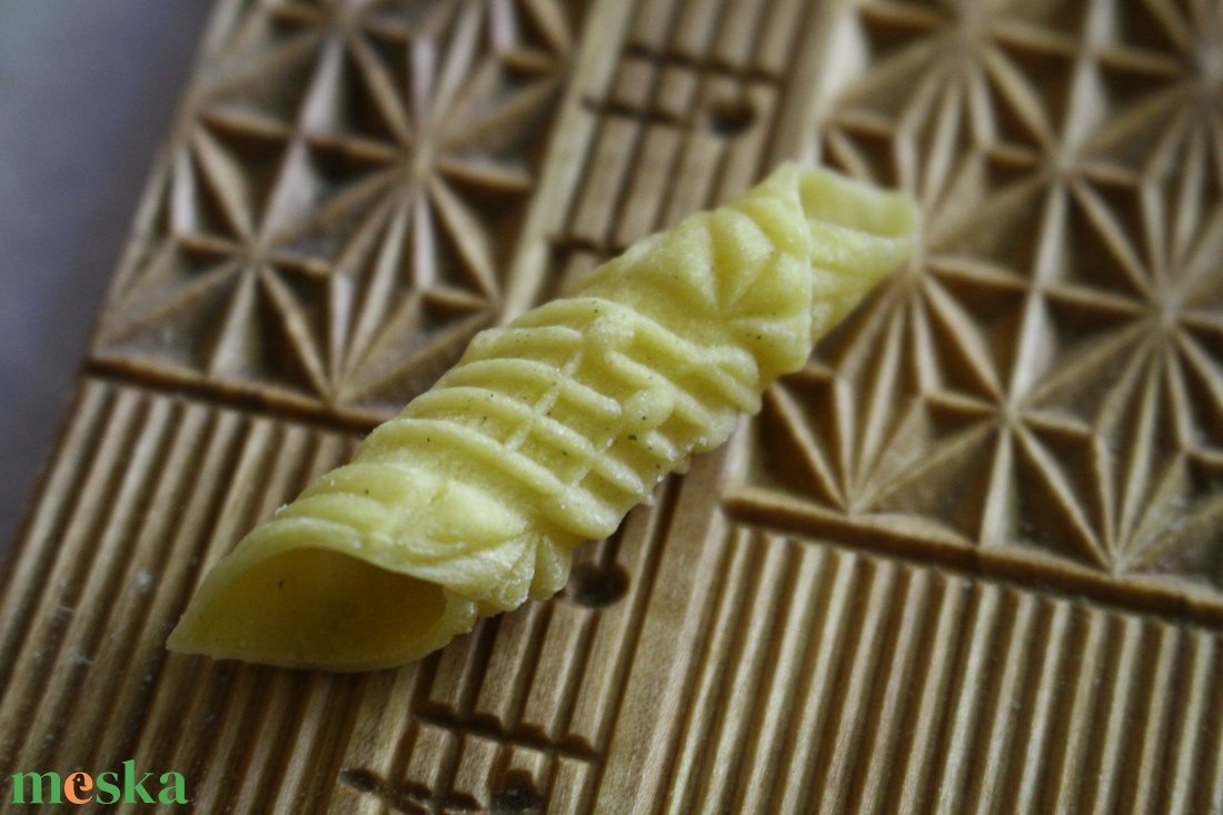 Garganelli, gnocchi mintázófa (hangjegyes) - otthon & életmód - konyhafelszerelés, tálalás - sütés, főzés - vágódeszka - Meska.hu Garganelli, gnocchi mintázófa (hangjegyes) - otthon & életmód - konyhafelszerelés, tálalás - sütés, főzés - vágódeszka - Meska.hu