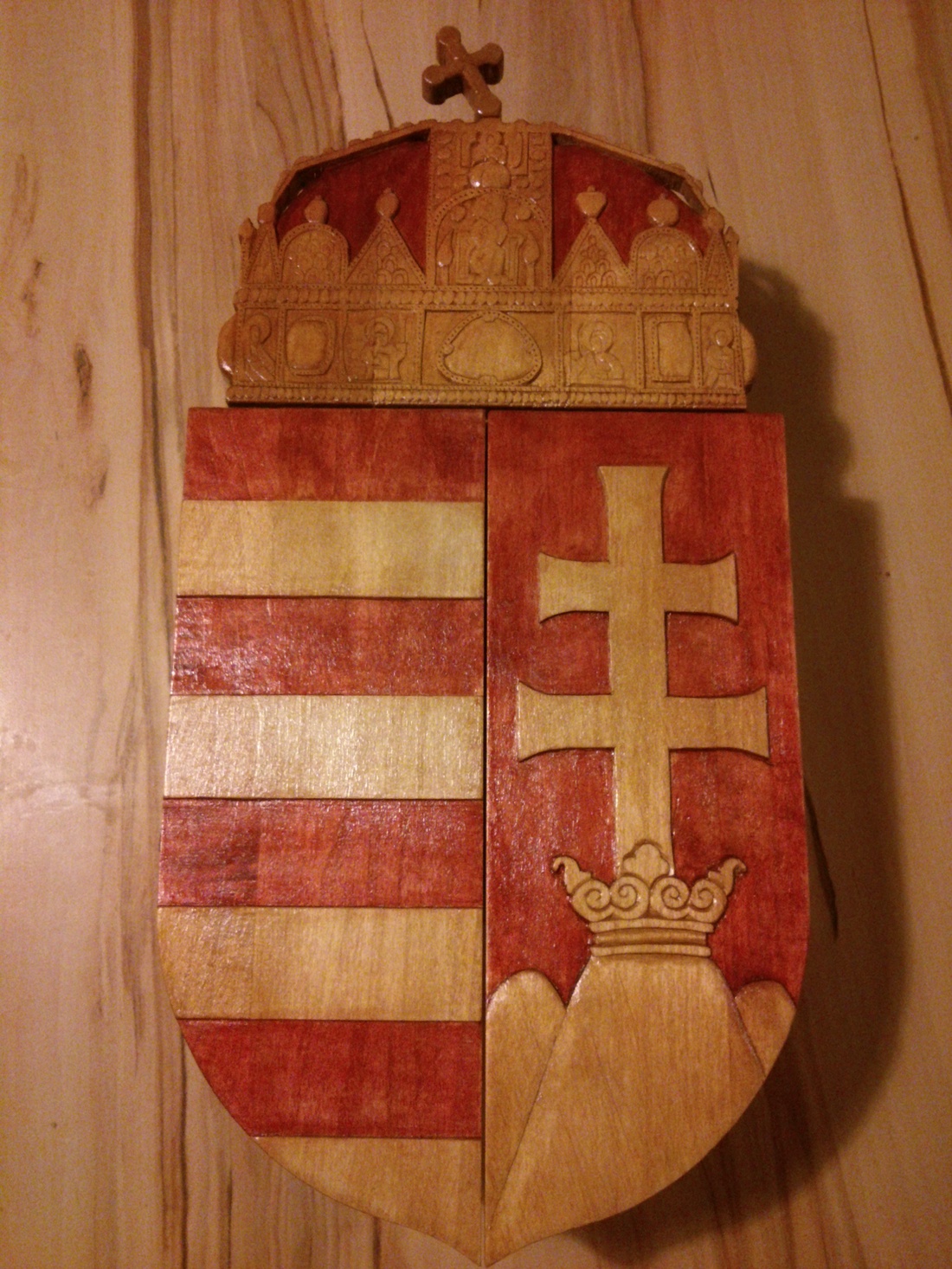 Magyar címer formáju falra szerelhető kulcstartó szekrényke. -  - Meska.hu