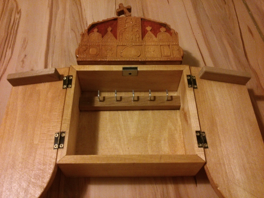 Magyar címer formáju falra szerelhető kulcstartó szekrényke. -  - Meska.hu