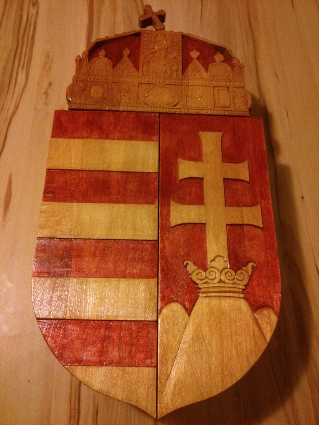 Magyar címer formáju falra szerelhető kulcstartó szekrényke. -  - Meska.hu