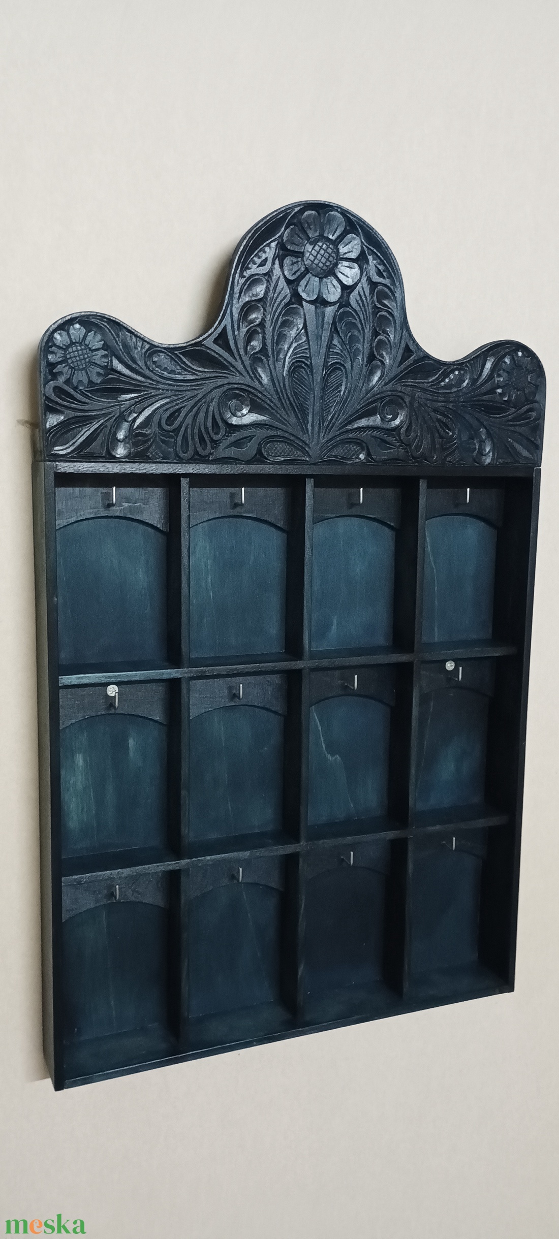 Falra szerelhető faragott kulcstartó. - kellékek & szerszámok - hobby fa alapanyag - bútor - Meska.hu