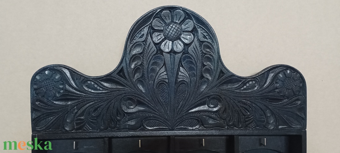 Falra szerelhető faragott kulcstartó. - kellékek & szerszámok - hobby fa alapanyag - bútor - Meska.hu