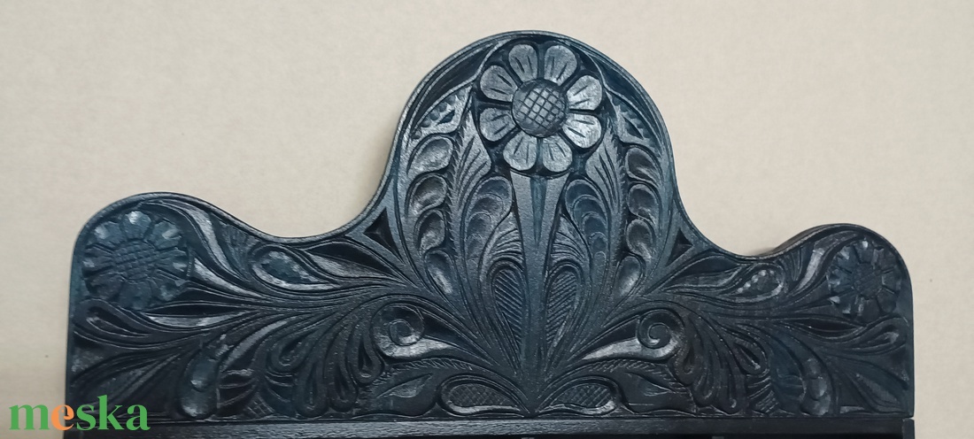 Falra szerelhető faragott kulcstartó. - kellékek & szerszámok - hobby fa alapanyag - bútor - Meska.hu