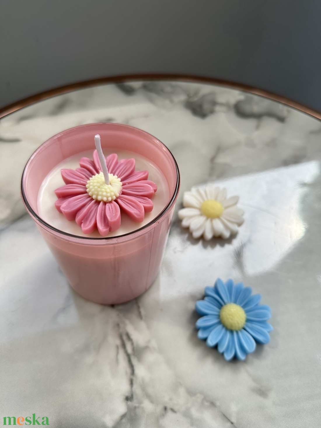 Esküvői köszönőajándék szójagyertya virágdíszítéssel  egyedi, monogramos matricával - esküvő - emlék & ajándék - köszönőajándék - Meska.hu