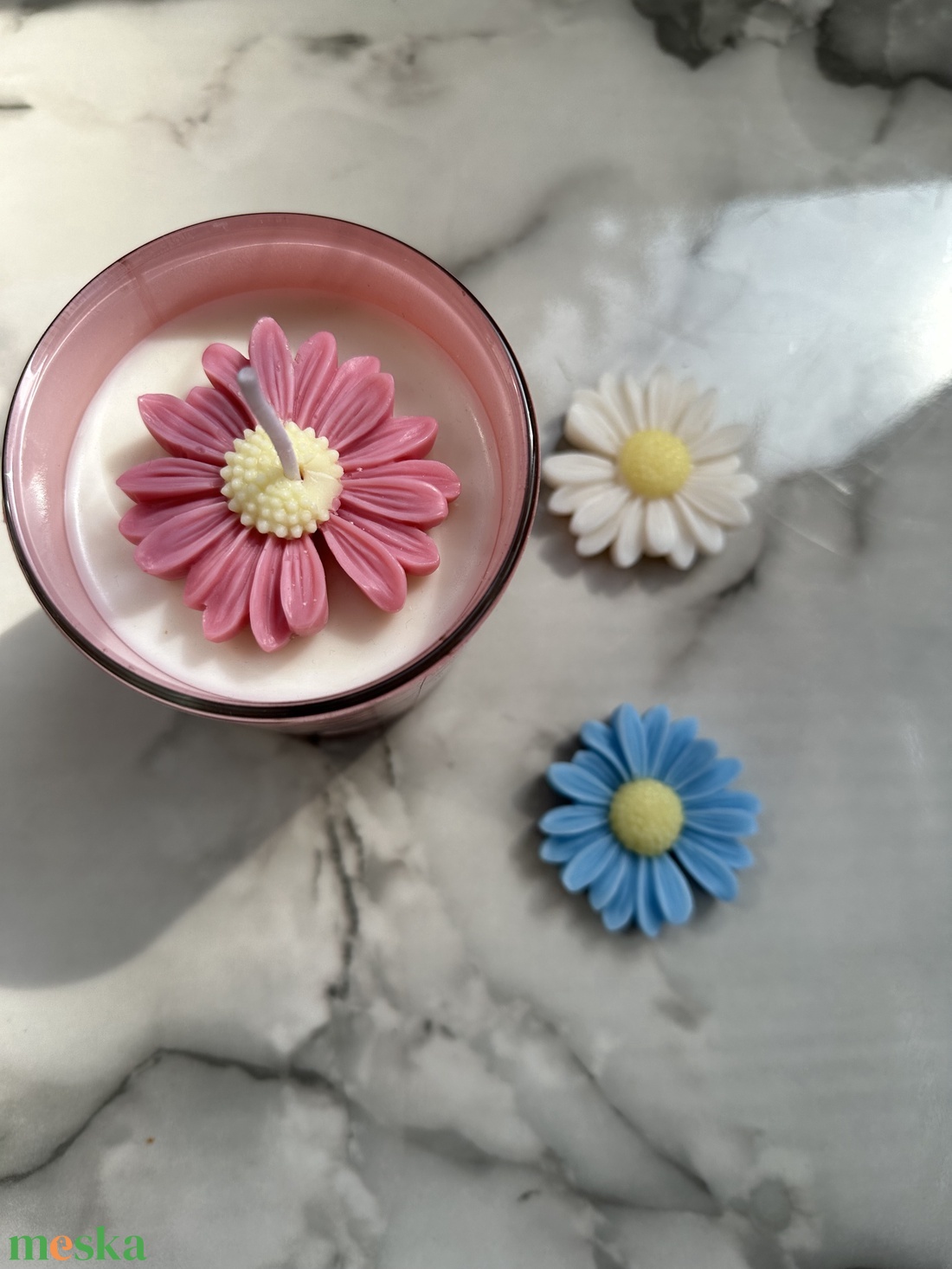 Esküvői köszönőajándék szójagyertya virágdíszítéssel  egyedi, monogramos matricával - esküvő - emlék & ajándék - köszönőajándék - Meska.hu