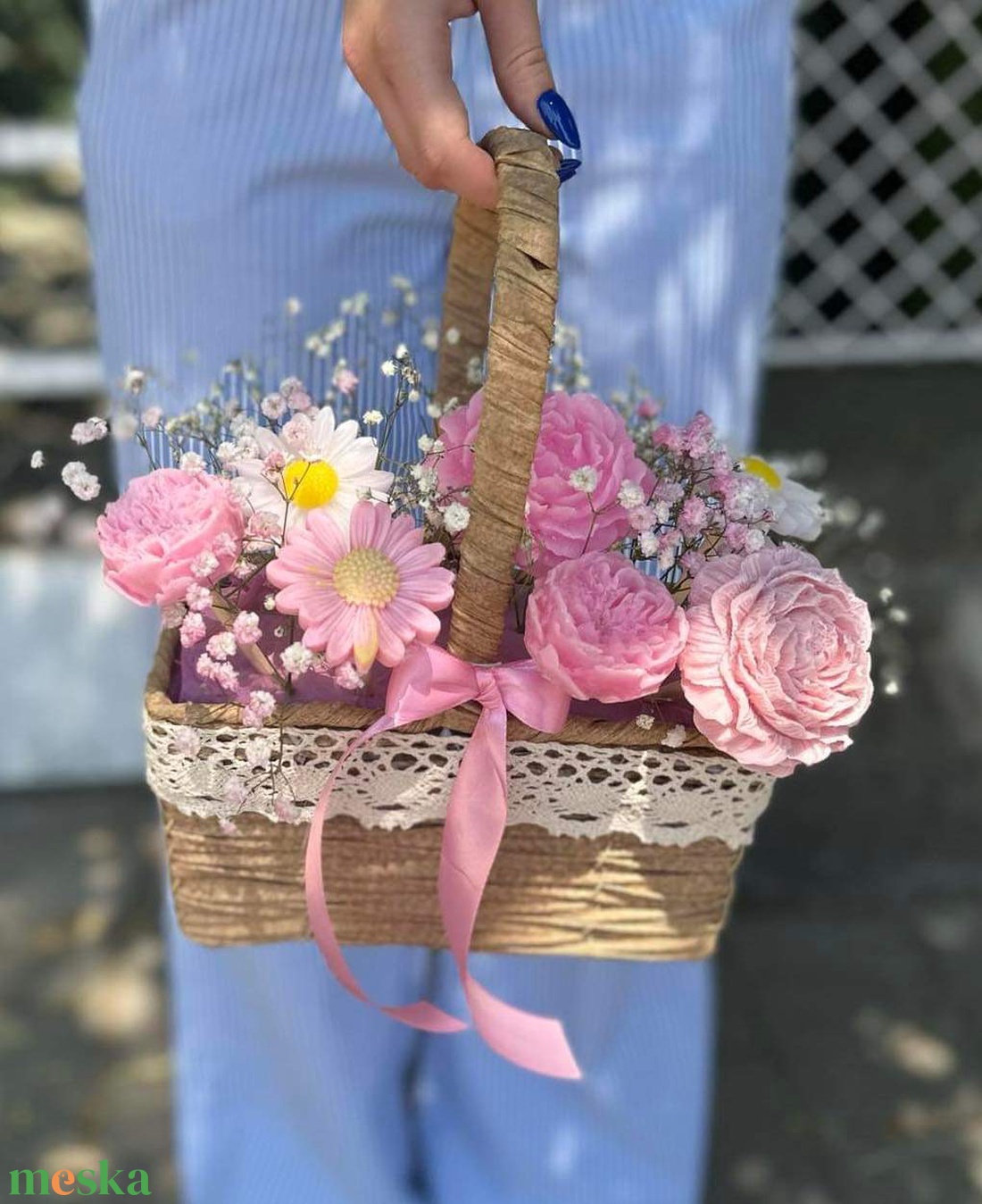Szülőköszöntő ajándék fonott kosárban � szójaviasz virágokkal - esküvő - emlék & ajándék - szülőköszöntő ajándék - Meska.hu