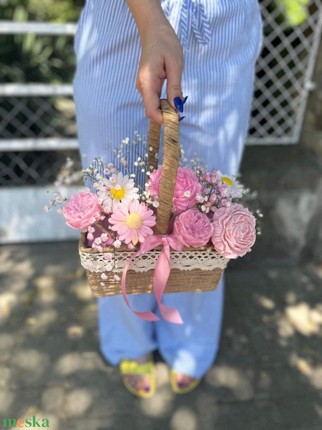 Szülőköszöntő ajándék fonott kosárban � szójaviasz virágokkal - esküvő - emlék & ajándék - szülőköszöntő ajándék - Meska.hu