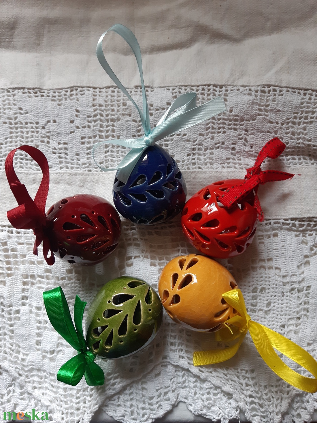 Húsvéti kerámia tojások áttört mintával - otthon & életmód - dekoráció - ajtó- és ablak dekoráció - ablakdísz - Meska.hu