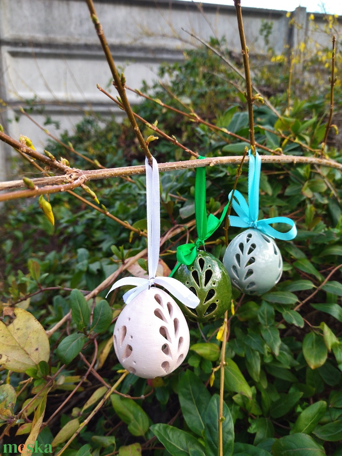 Húsvéti kerámia tojások áttört mintával - otthon & életmód - dekoráció - ajtó- és ablak dekoráció - ablakdísz - Meska.hu