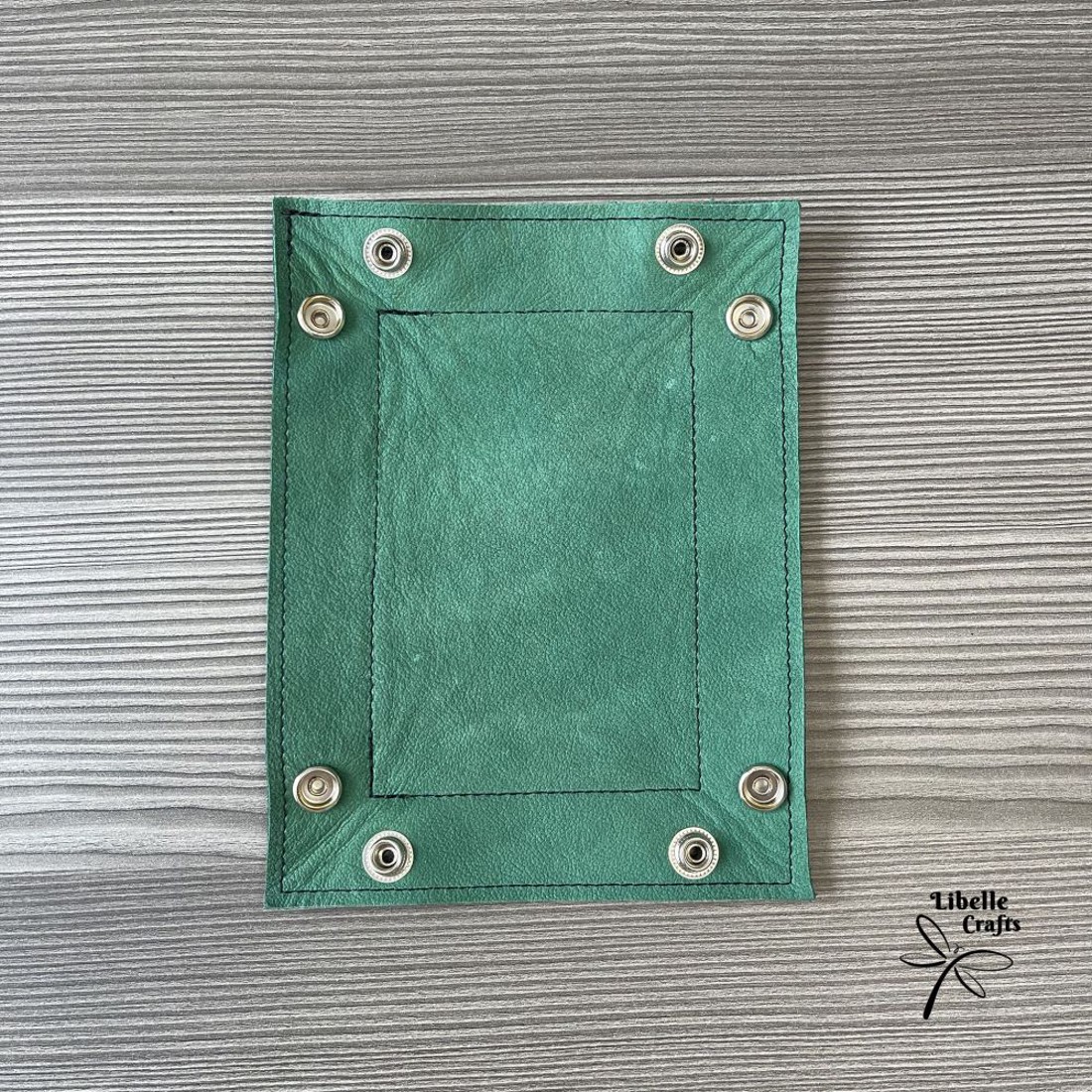 Színes bőr tálca - zöld és fekete - otthon & életmód - dekoráció - asztal és polc dekoráció - dekorációs tál, tartó - Meska.hu