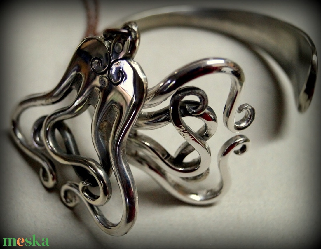 villa karkötő  medállal lobogás - ékszer - karkötő - karperec - Meska.hu