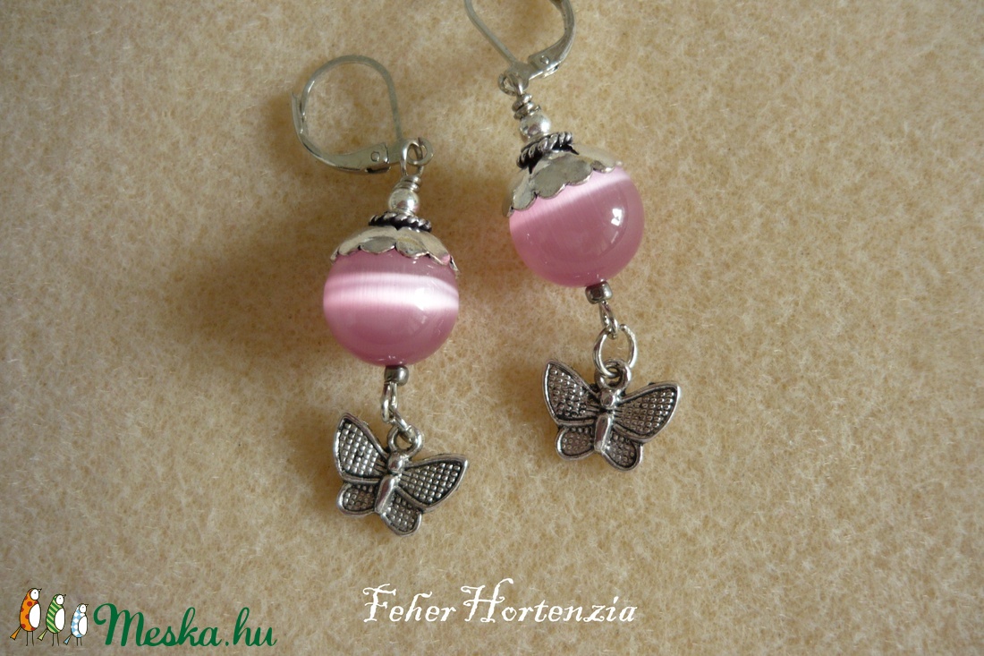 Rózsaszínű macskaszem gyöngy pillangóval (fülbevaló) - ékszer - fülbevaló - lógó fülbevaló - Meska.hu