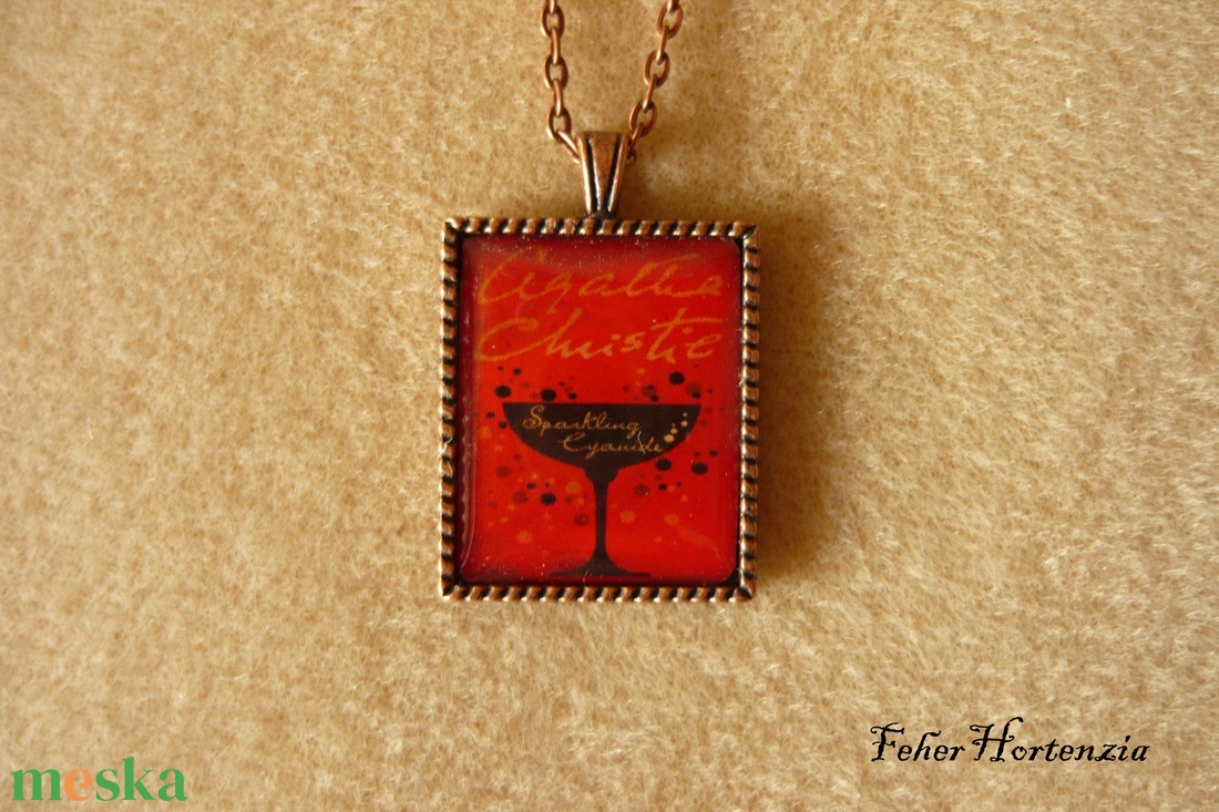 Agatha Christie: Gyöngyöző cián (nyaklánc, réz, 22x27 mm) - ékszer - nyaklánc - medálos nyaklánc - Meska.hu Agatha Christie: Gyöngyöző cián (nyaklánc, réz, 22x27 mm) - ékszer - nyaklánc - medálos nyaklánc - Meska.hu