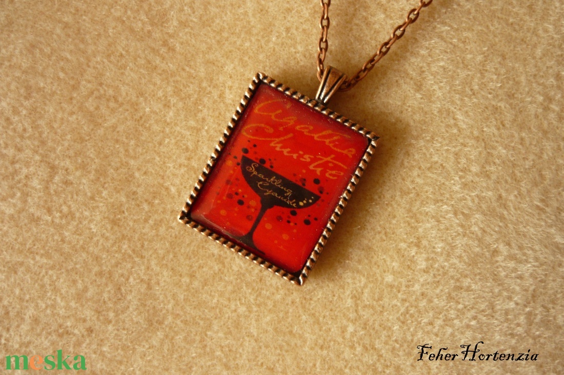 Agatha Christie: Gyöngyöző cián (nyaklánc, réz, 22x27 mm) - ékszer - nyaklánc - medálos nyaklánc - Meska.hu Agatha Christie: Gyöngyöző cián (nyaklánc, réz, 22x27 mm) - ékszer - nyaklánc - medálos nyaklánc - Meska.hu