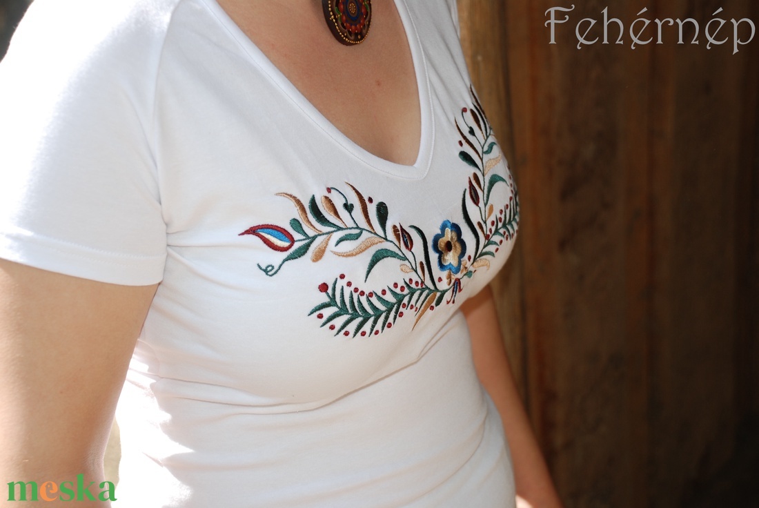 Zalai Fehérnép (zalai szűrhímzéssel díszített fehér női póló) RU - ruha & divat - női ruha - póló, felső - Meska.hu