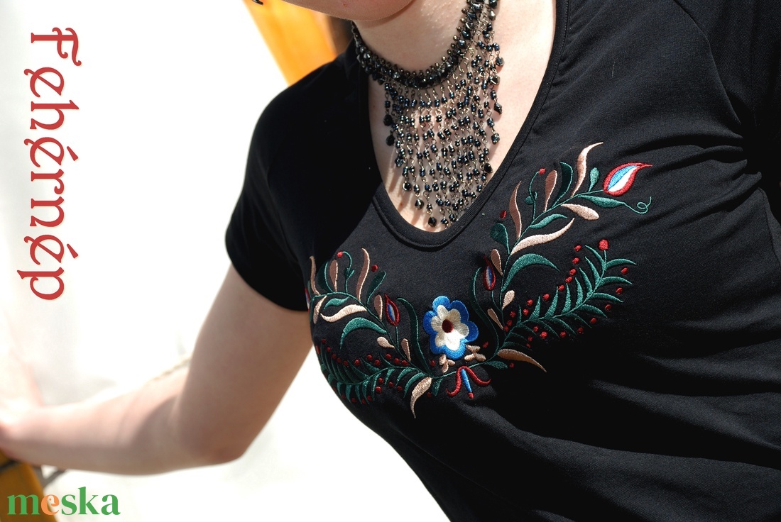 Zalai Fehérnép (zalai szűrhímzéssel díszített fekete női póló) RU - ruha & divat - női ruha - póló, felső - Meska.hu