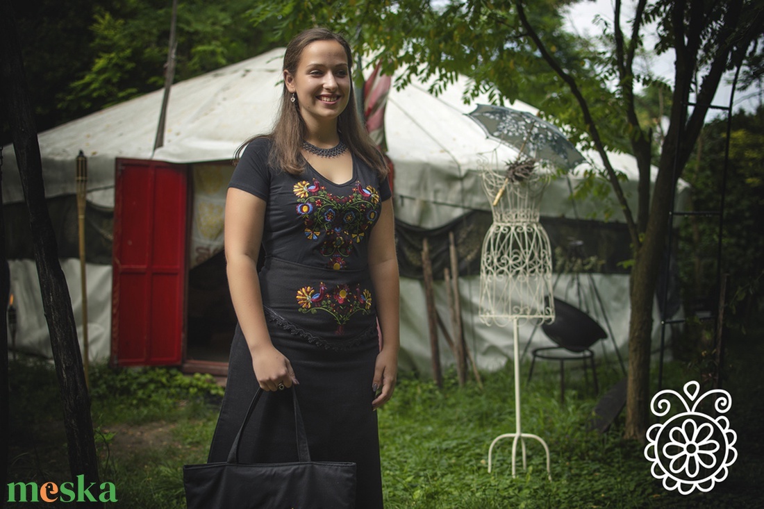 Rábaközi Fehérnép fekete RU - ruha & divat - női ruha - póló, felső - Meska.hu Rábaközi Fehérnép fekete RU - ruha & divat - női ruha - póló, felső - Meska.hu