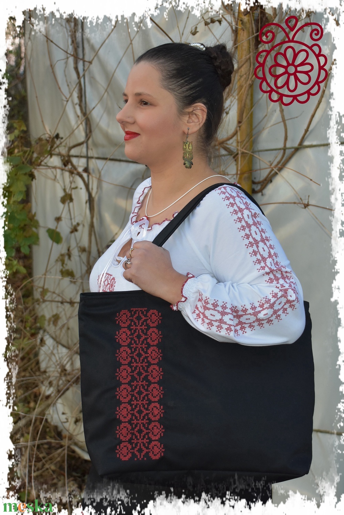 Hannaróza táska Borbolya keresztszemessel (fekete-vörös) - táska & tok - kézitáska & válltáska - nagy pakolós táska - Meska.hu Hannaróza táska Borbolya keresztszemessel (fekete-vörös) - táska & tok - kézitáska & válltáska - nagy pakolós táska - Meska.hu