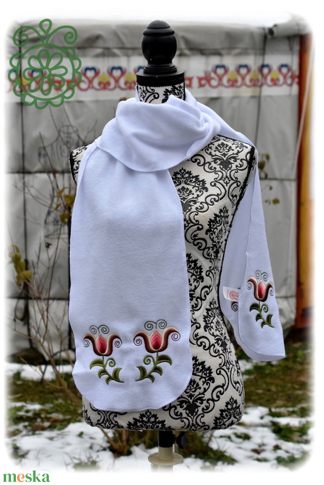 Fehérnép téli sál, táncoló kun tulipánokkal  hófehér - ruha & divat - sál, sapka, kendő - sál - Meska.hu