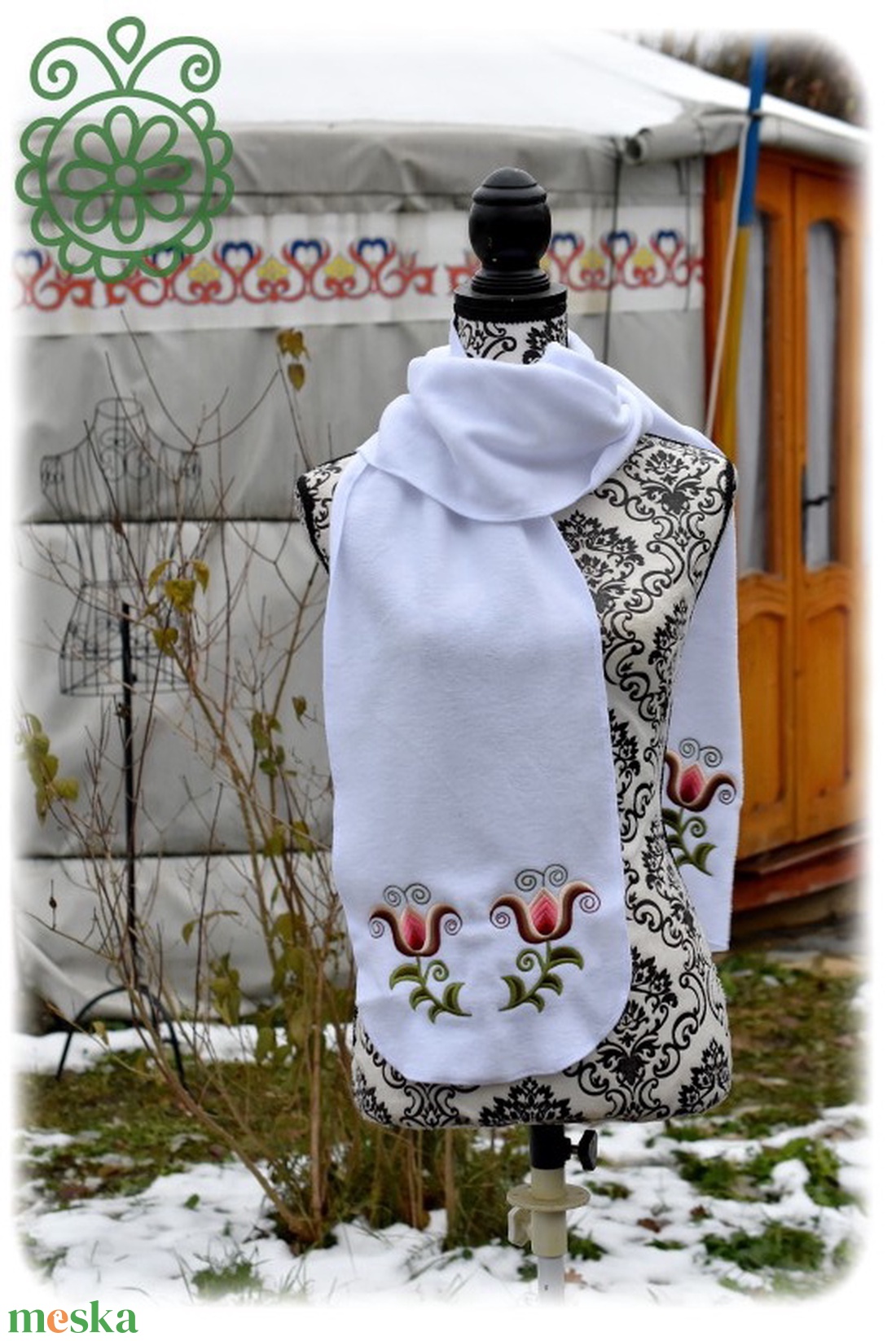 Fehérnép téli sál, táncoló kun tulipánokkal  hófehér - ruha & divat - sál, sapka, kendő - sál - Meska.hu